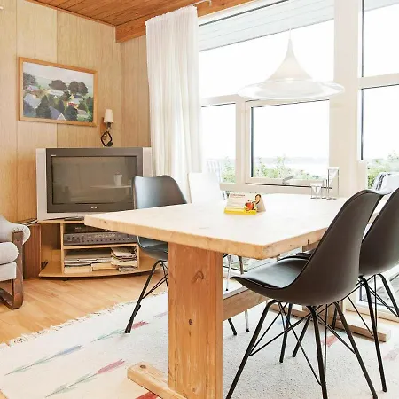 Two-bedroom Holiday In 23 Hébergement de vacances *